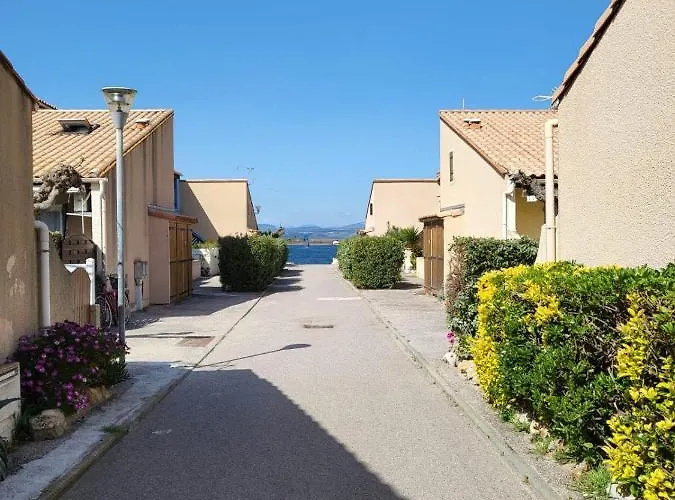 Petite Maison De Au Bord De L'eau 펜션 *